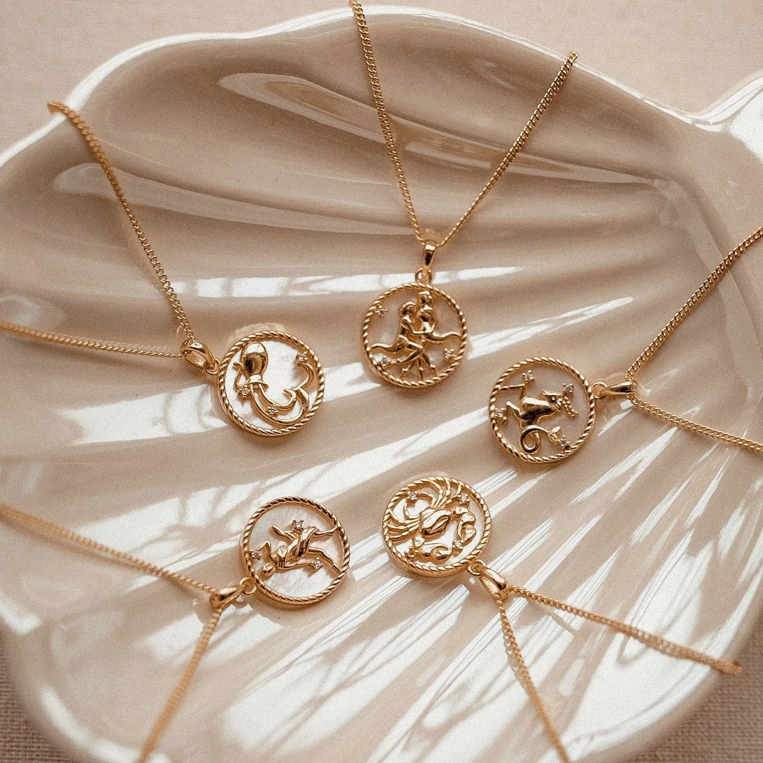Wholesale 12 Constellations Titanium Steel Shell Coin Necklace Furnace Vacuum Plating 18k Gold Color Retention