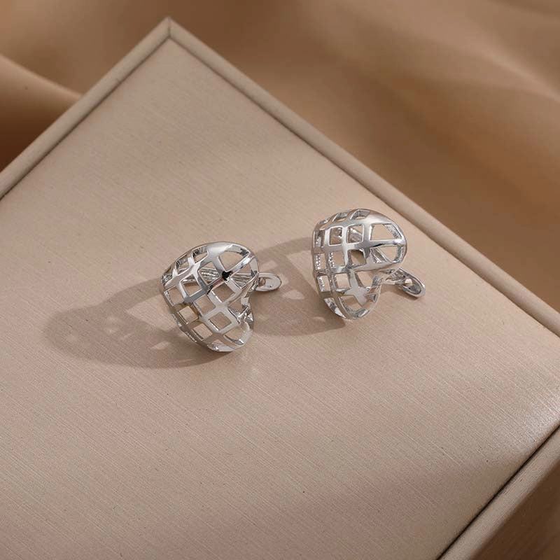 Wholesale 2023 Simple Love Hollow Earrings