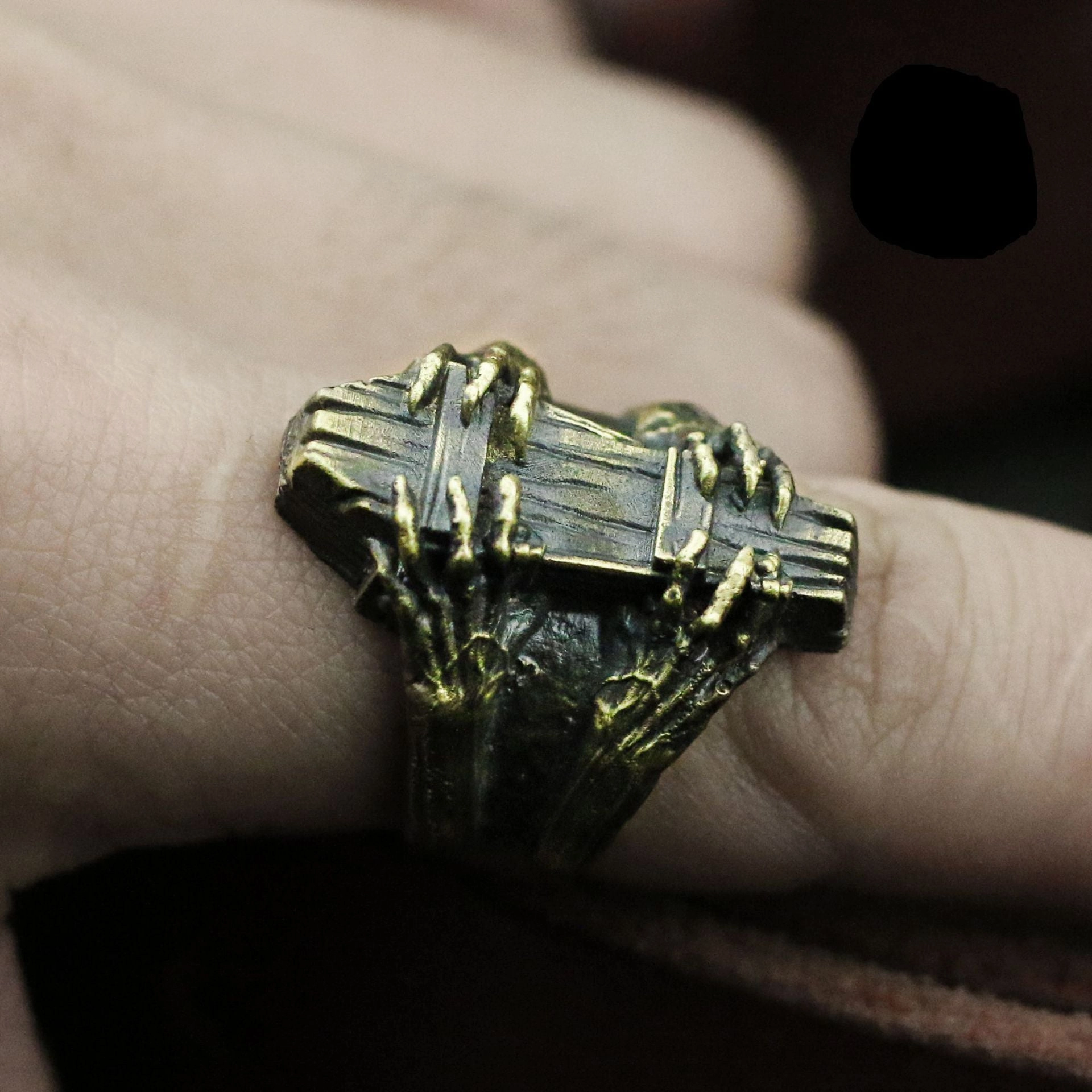 Wholesale Alloy Coffin Ghost Claw Vampire Ring