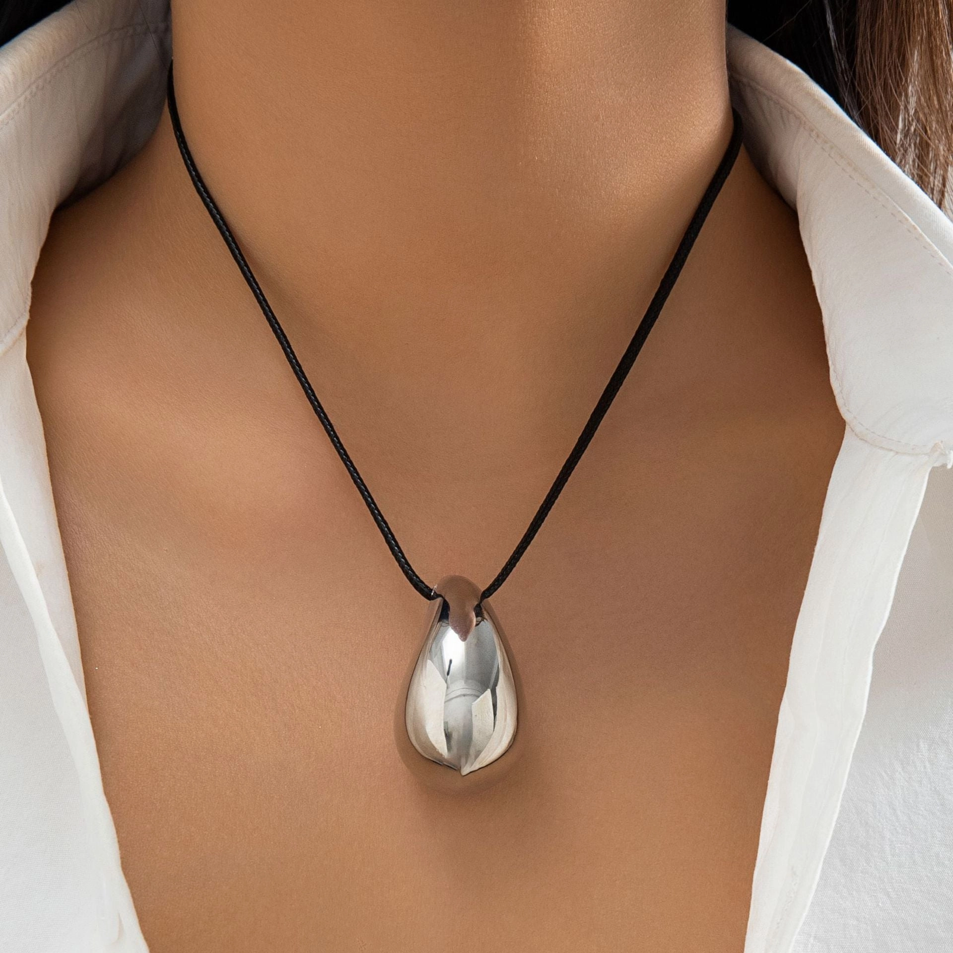 Wholesale Alloy Smooth Comma Droplet Pendant Necklace