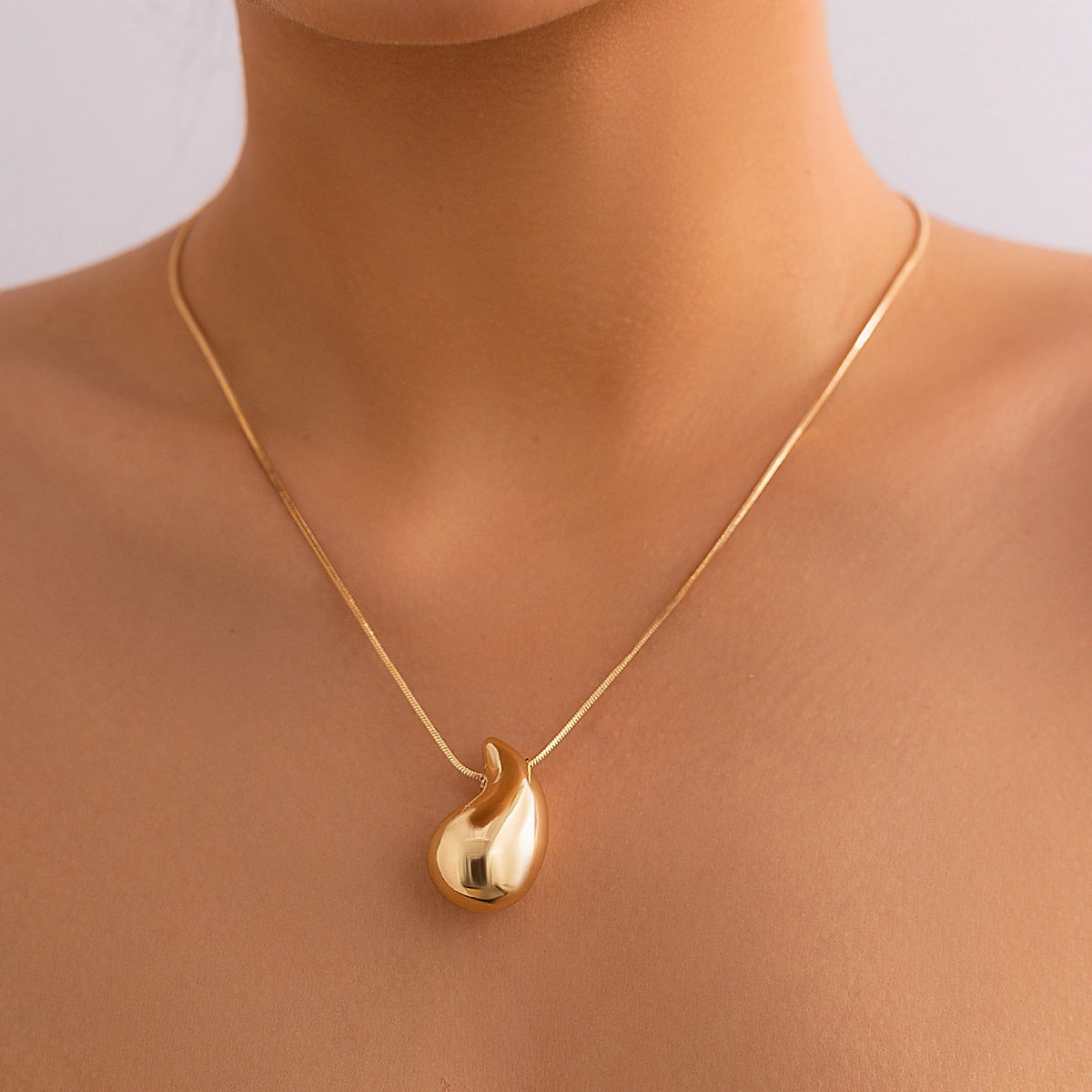 Wholesale Alloy Smooth Comma Droplet Pendant Necklace