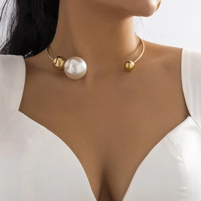 Wholesale Asymmetric Pearl Round Bead Plastic Necklaces