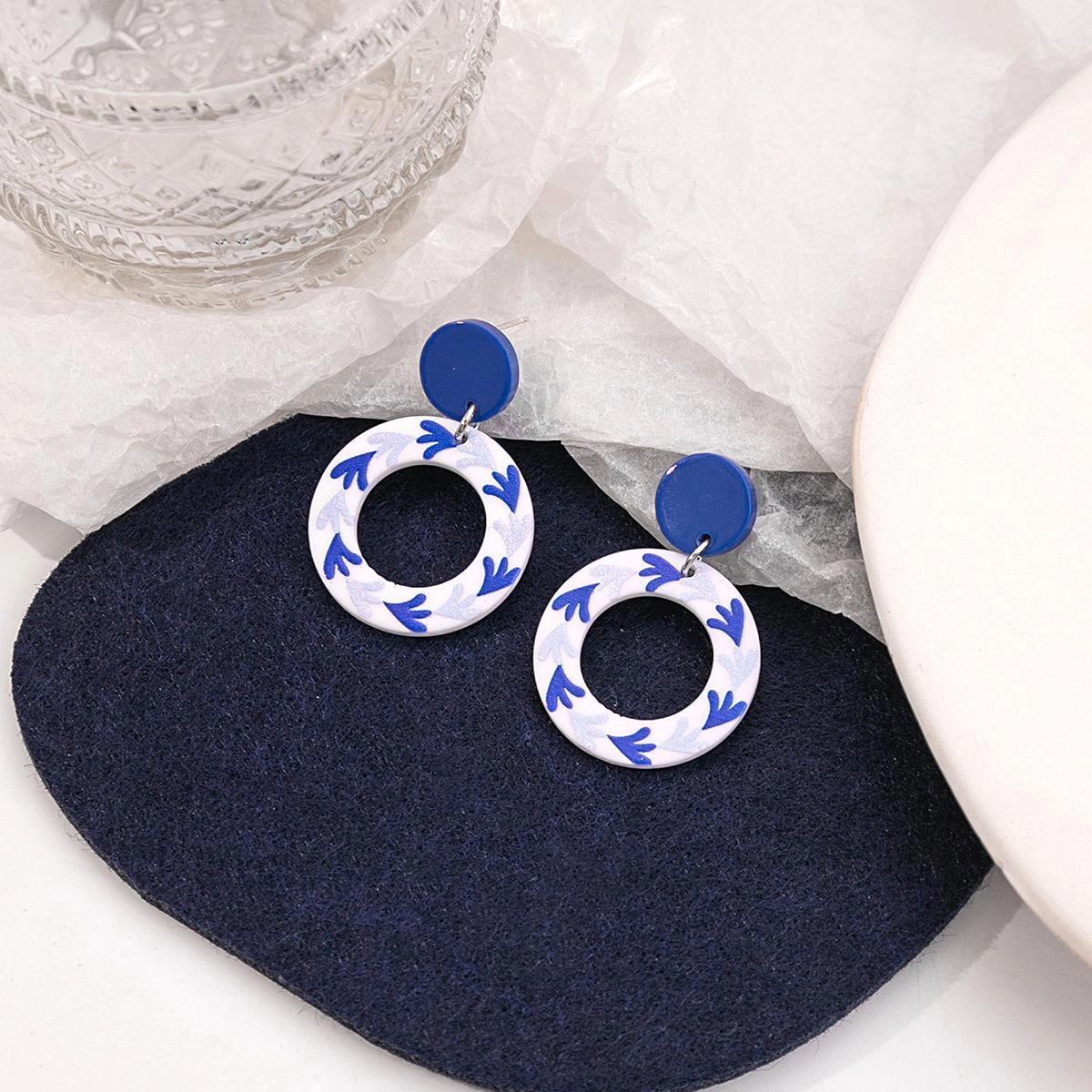 Wholesale blue and white porcelain fragment retro acrylic blue elegant geometric earrings