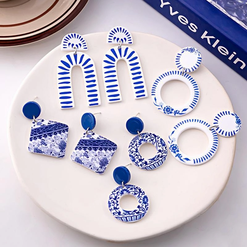 Wholesale blue and white porcelain fragment retro acrylic blue elegant geometric earrings