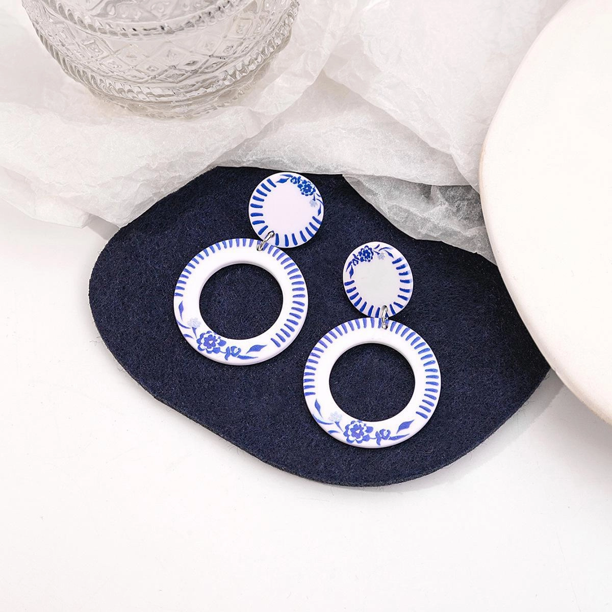 Wholesale blue and white porcelain fragment retro acrylic blue elegant geometric earrings