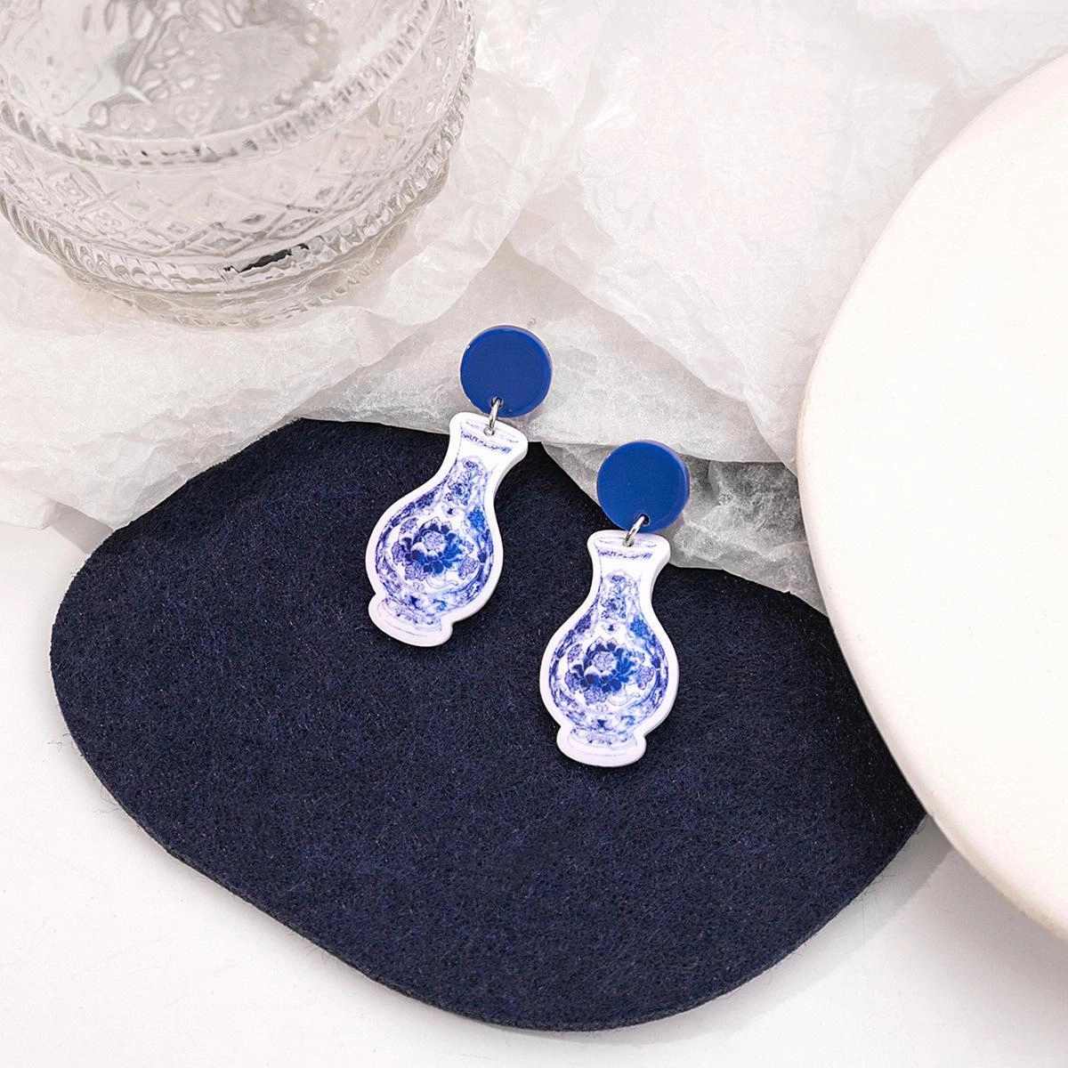 Wholesale blue and white porcelain fragment retro acrylic blue elegant geometric earrings
