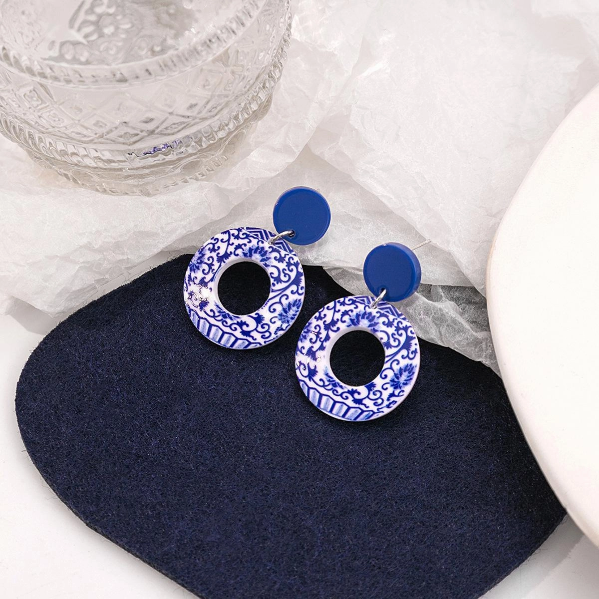 Wholesale blue and white porcelain fragment retro acrylic blue elegant geometric earrings