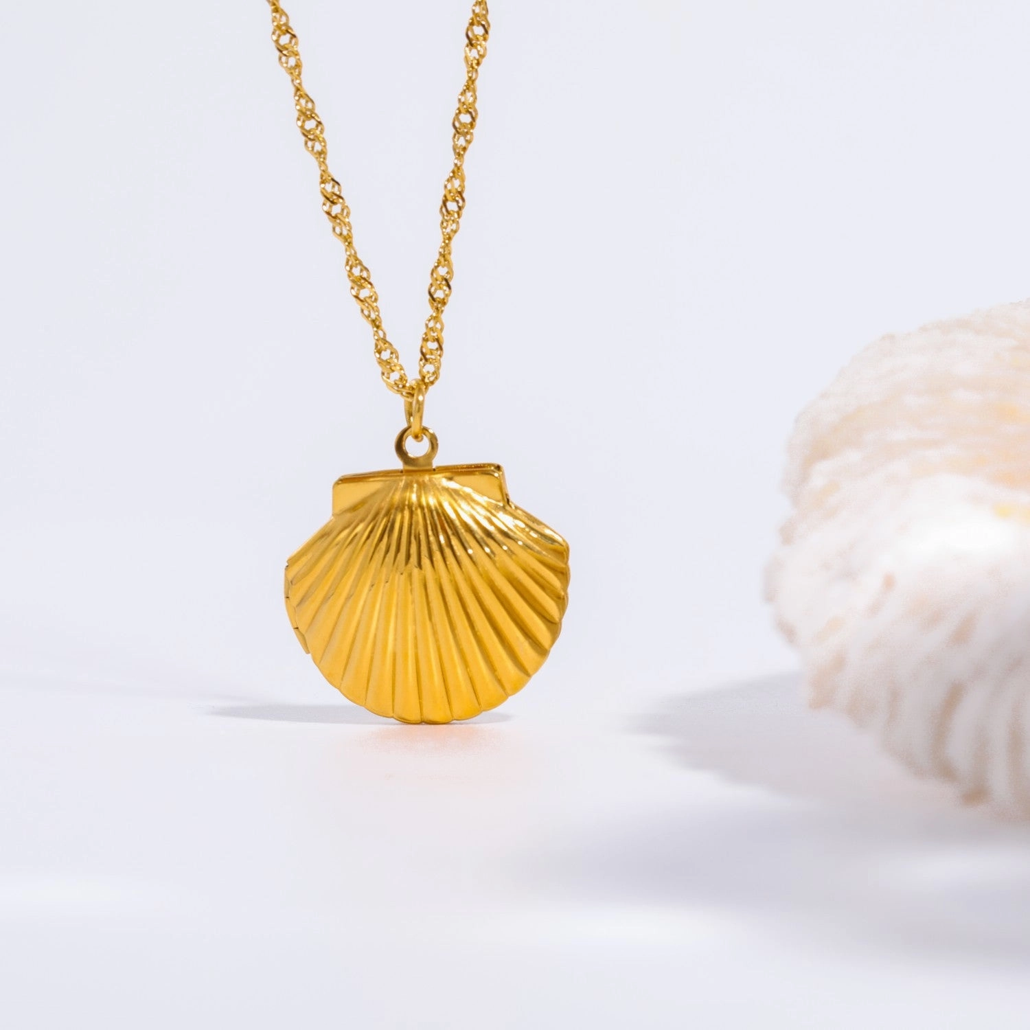 Wholesale Butterfly Shell Photo Album Photo Frame Necklace Retro Retractable Necklace Plated with Real Gold Color