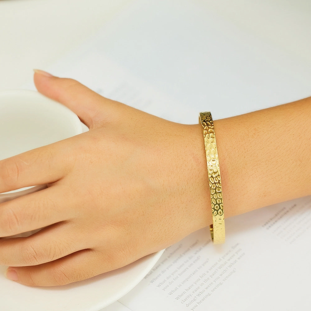 Wholesale C-shaped Non-fading Heavy Hammered Gold Irregular Titanium Steel Bracelet