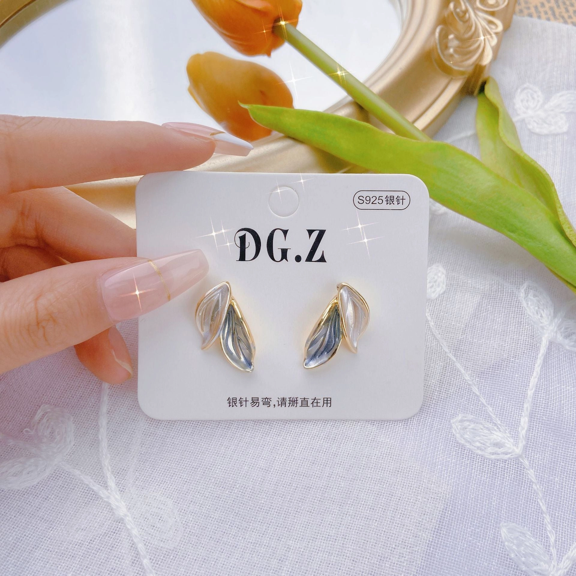 Wholesale Contrasting Leaf Alloy Earrings