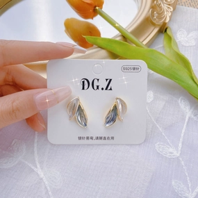 Wholesale Contrasting Leaf Alloy Earrings