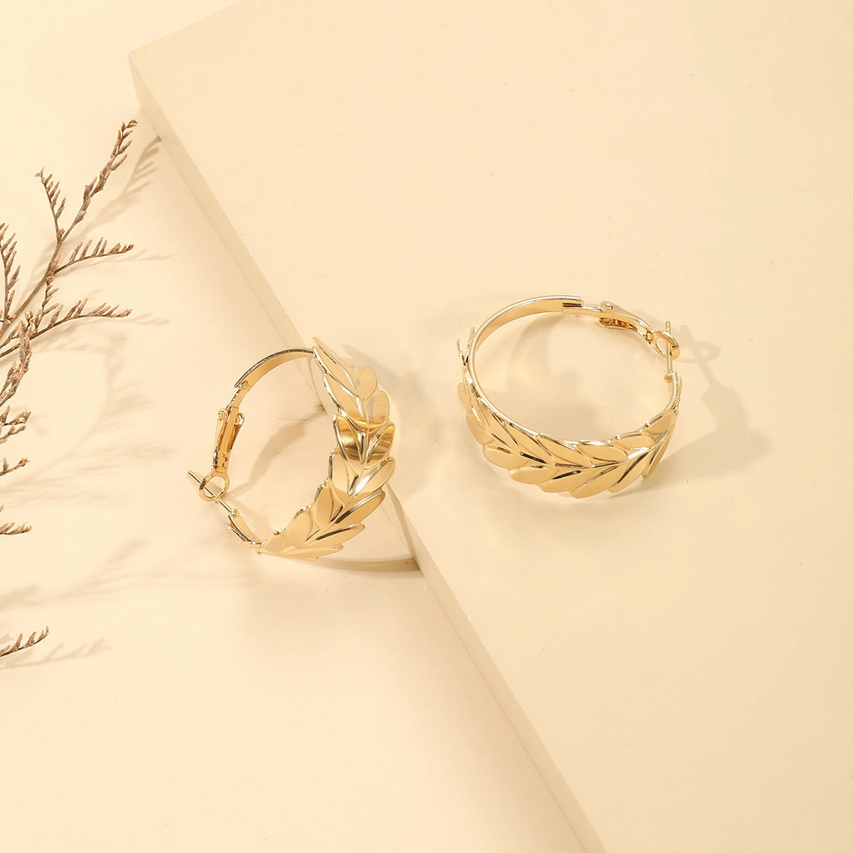 Wholesale Creative Exaggerated Metal Geometric Round Feather Hoop Earrings