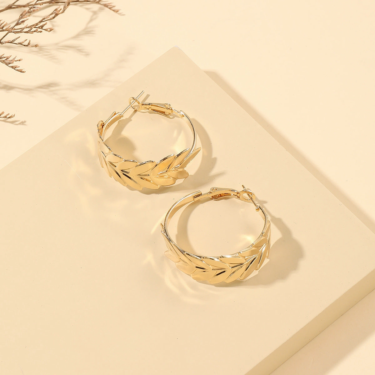 Wholesale Creative Exaggerated Metal Geometric Round Feather Hoop Earrings