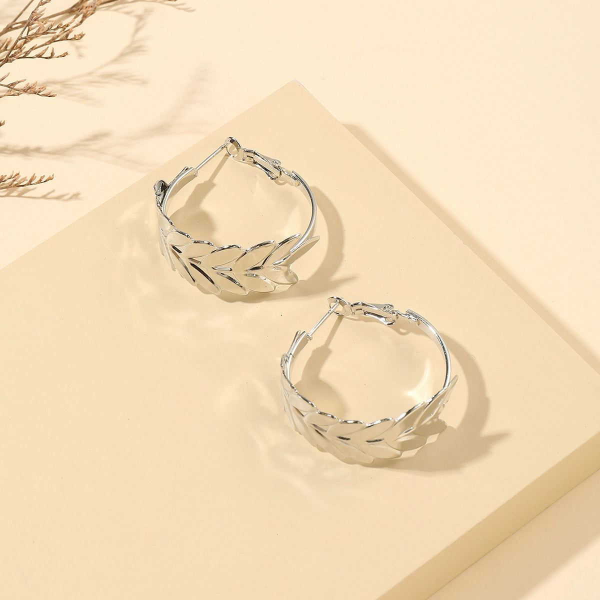 Wholesale Creative Exaggerated Metal Geometric Round Feather Hoop Earrings