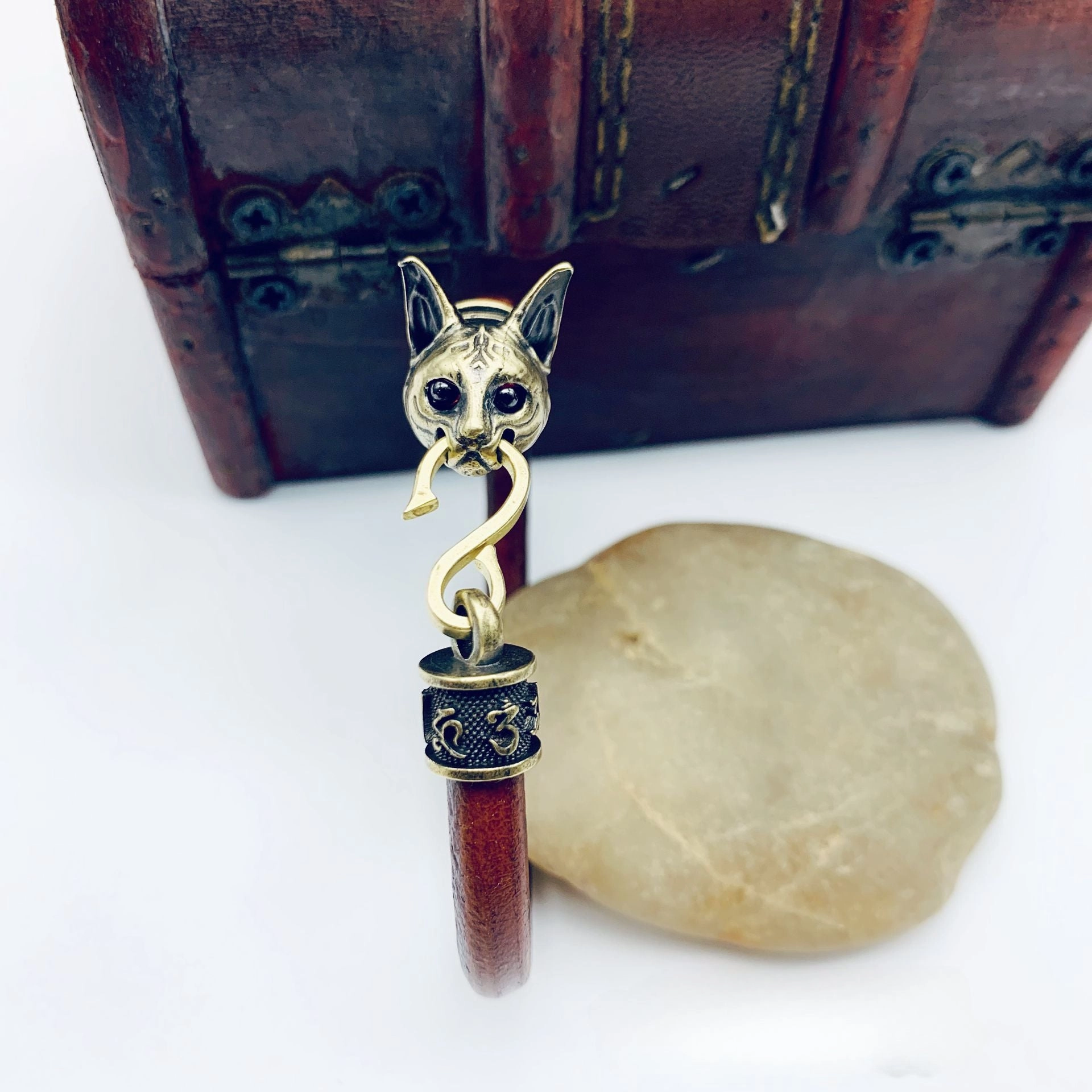 Wholesale Egyptian Cat Genuine Leather Bracelets Made of Brass Old Bracelets