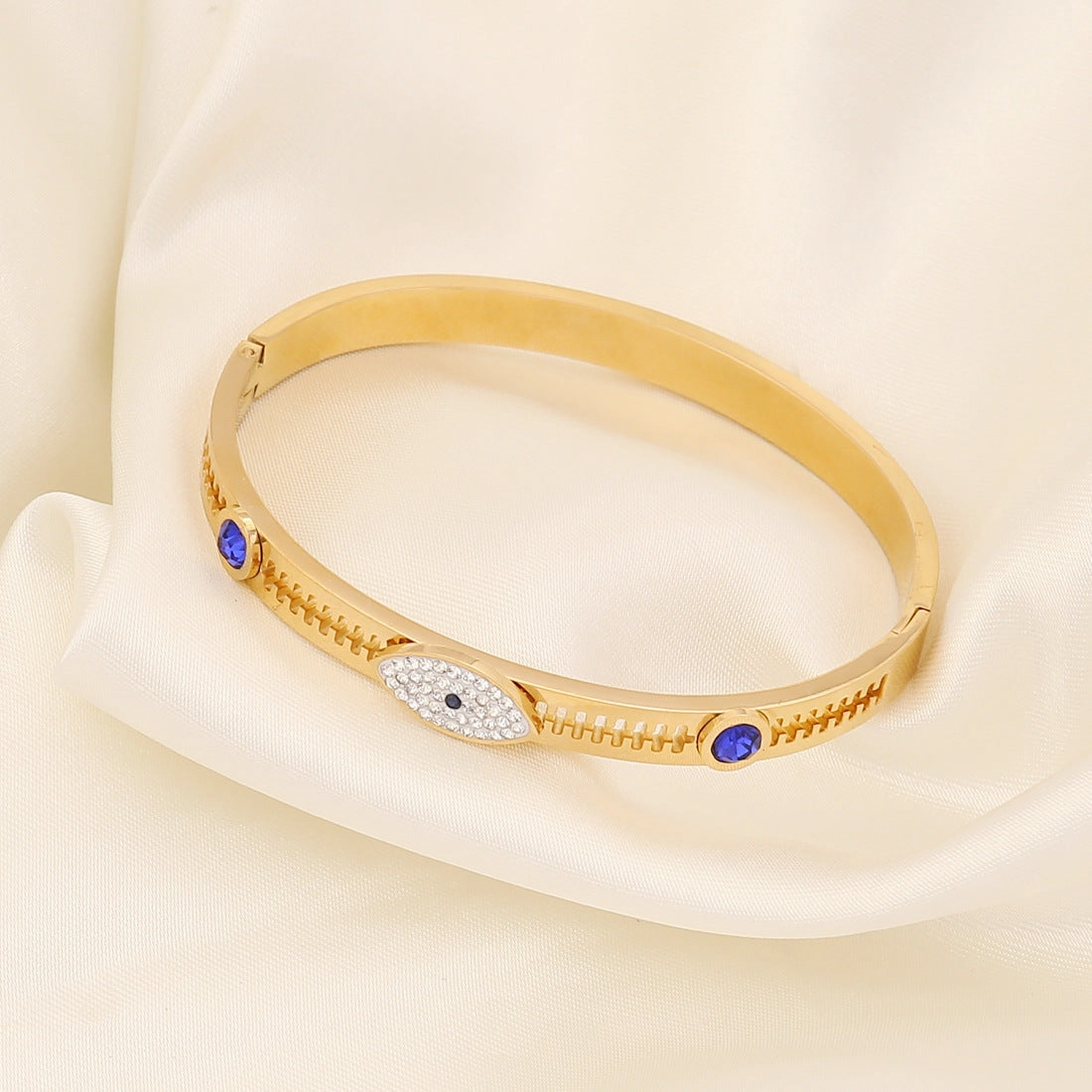 Wholesale Fashion Eye Temperament with Zirconium Inlaid Stainless Steel Bracelet