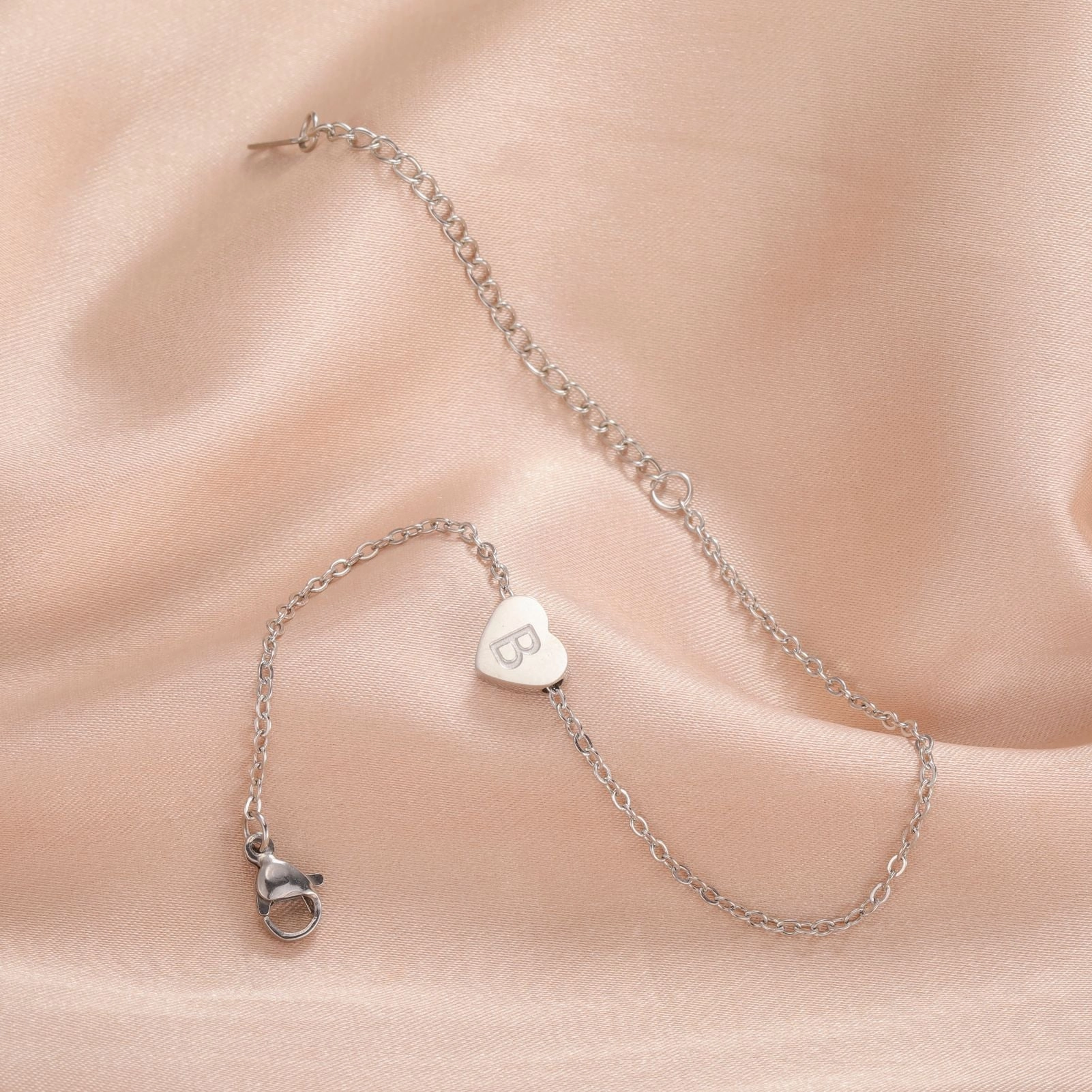 Wholesale Fashionable 26 English letters with heart-shaped stainless steel bracelet