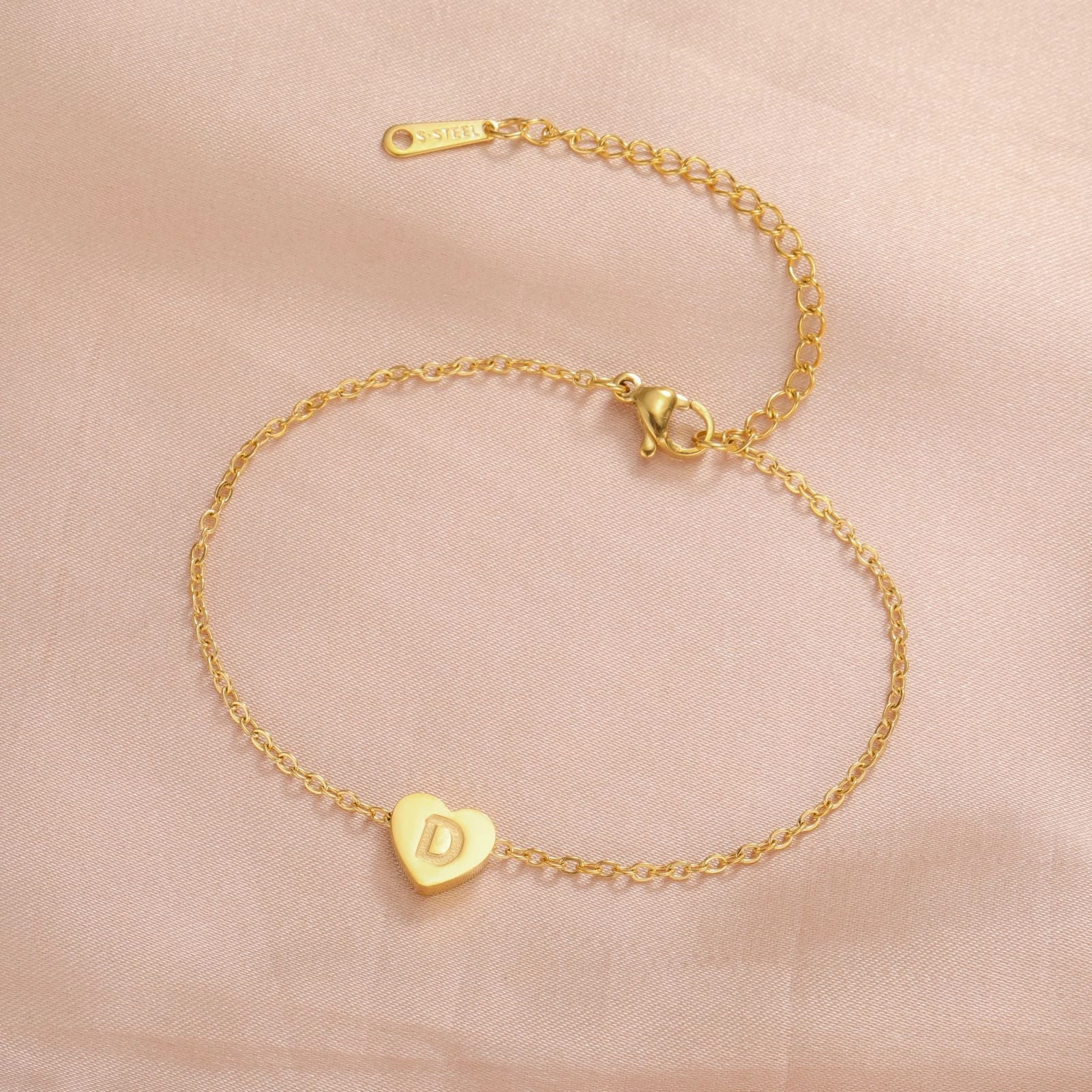 Wholesale Fashionable 26 English letters with heart-shaped stainless steel bracelet