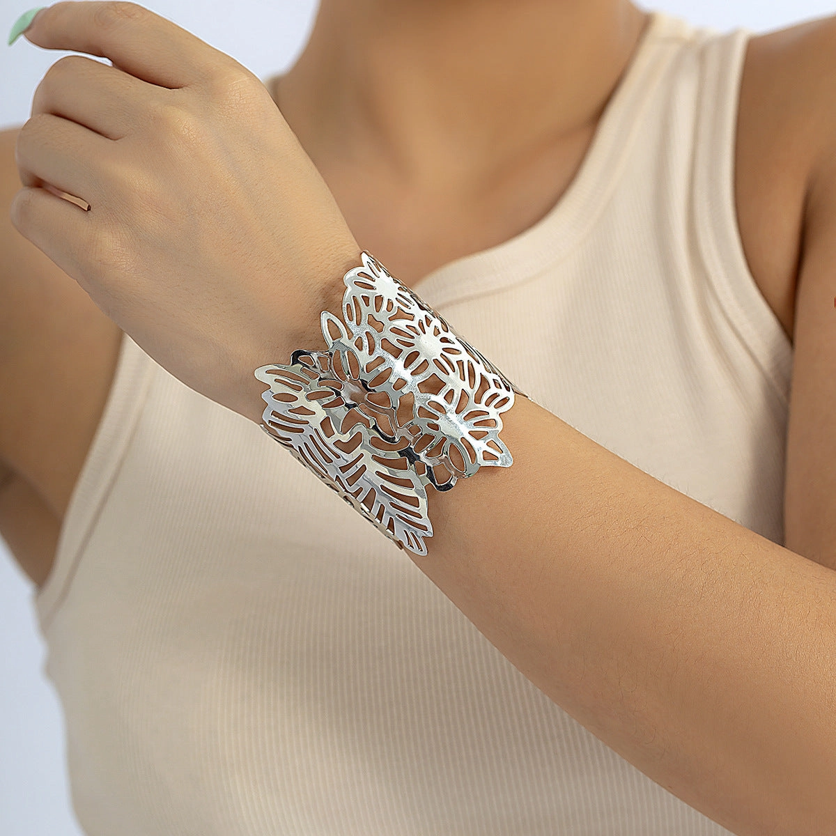 Wholesale Geometric Metal Hollow Flower Leaf Opening Bracelet