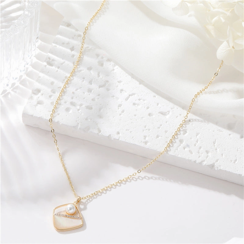 Wholesale Golden Trapezoid Shell Necklace Clavicle Chain