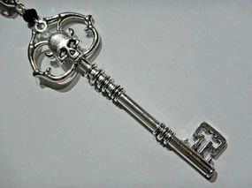 Wholesale Gothic Dark Skull Key Necklace