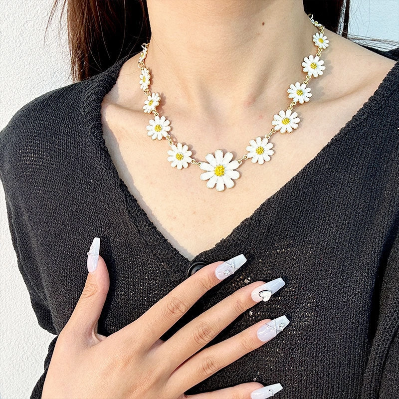 Wholesale Gut clavicle chain sweet small fresh flower necklace