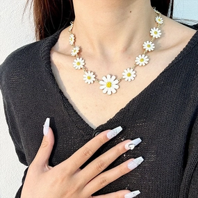 Wholesale Gut clavicle chain sweet small fresh flower necklace