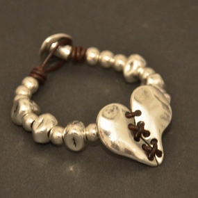Wholesale Hand Woven Irregular Stitching Heart Beaded Leather Rope Alloy Bracelet