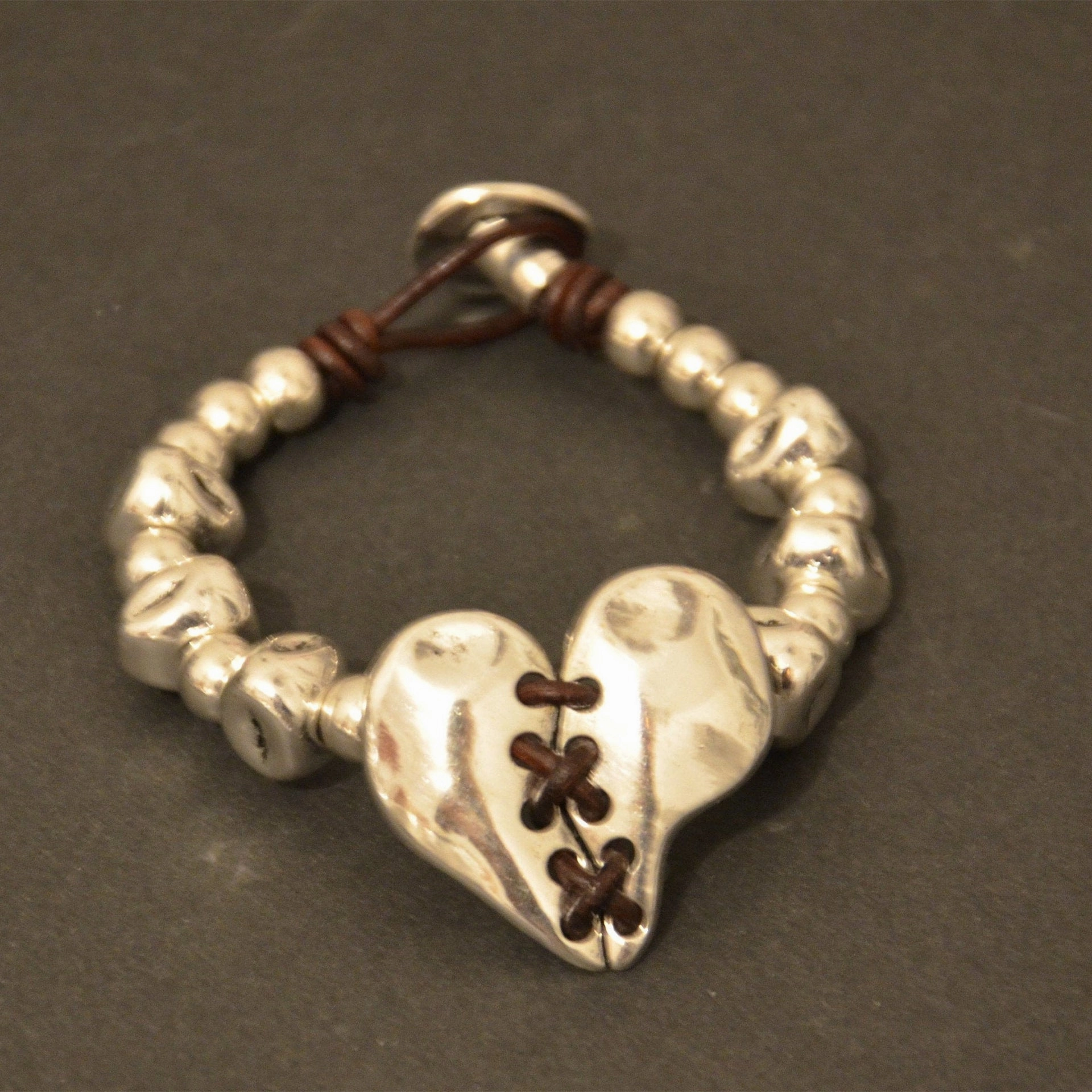Wholesale Hand Woven Irregular Stitching Heart Beaded Leather Rope Alloy Bracelet