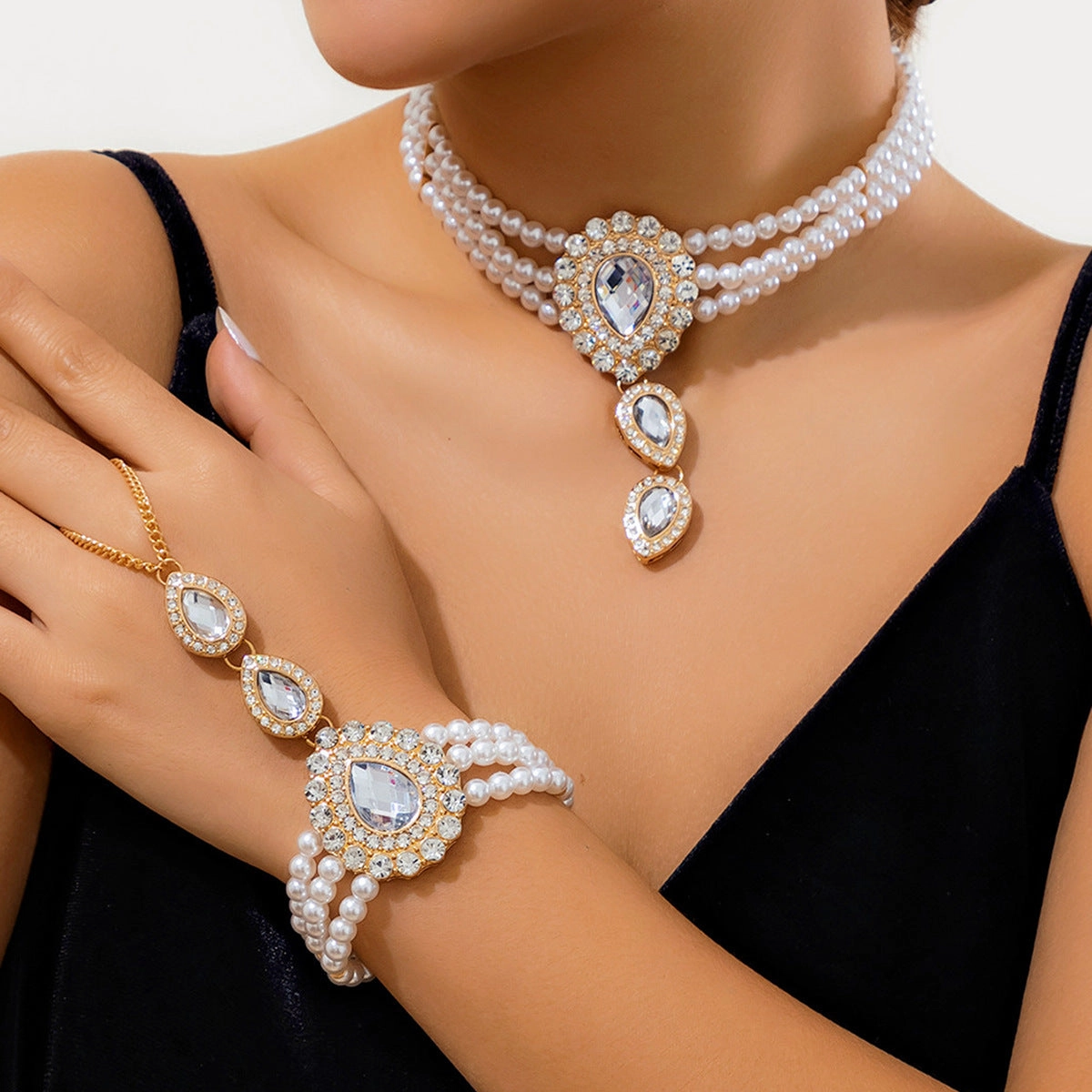 Wholesale Imitation Pearl Inlaid Diamond Gemstone Necklace Retro Style Beaded Choker Necklace
