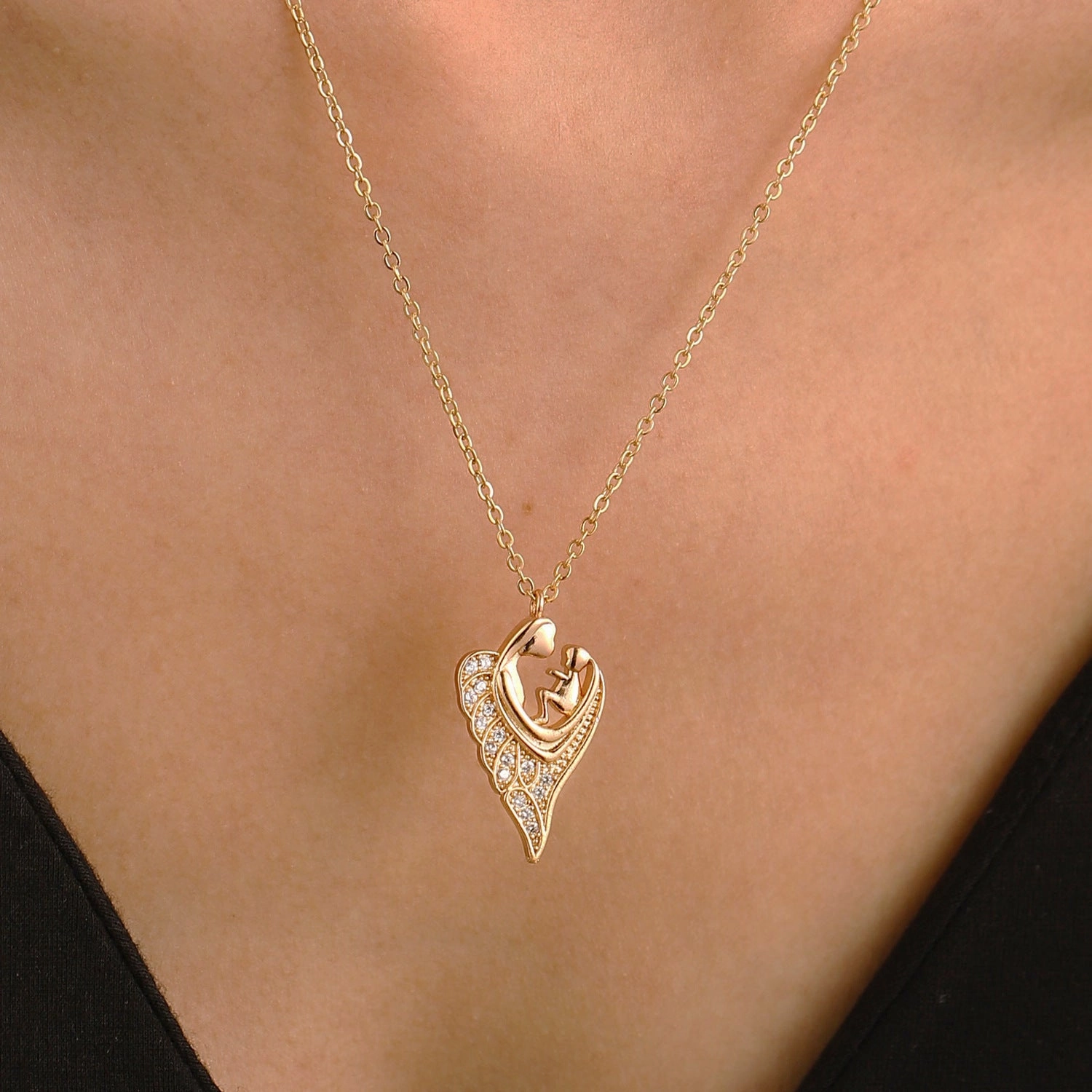 Wholesale new Mother's Day mother and son embrace love necklace