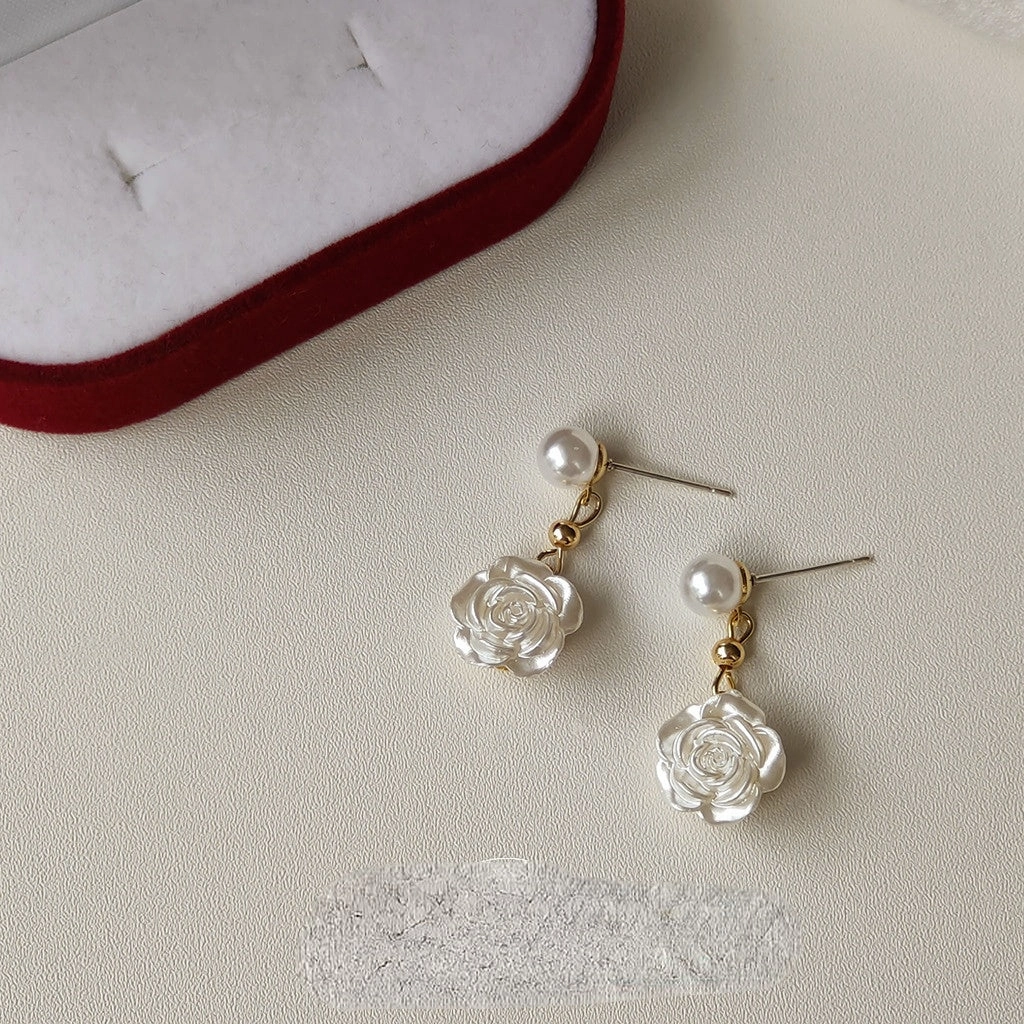 Wholesale Pearl Flower Alloy Earrings
