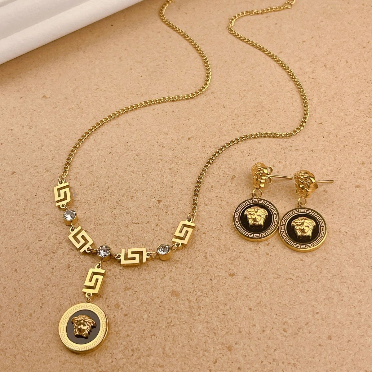 Wholesale Retro High-end Touching Portrait Necklace and Earring Set