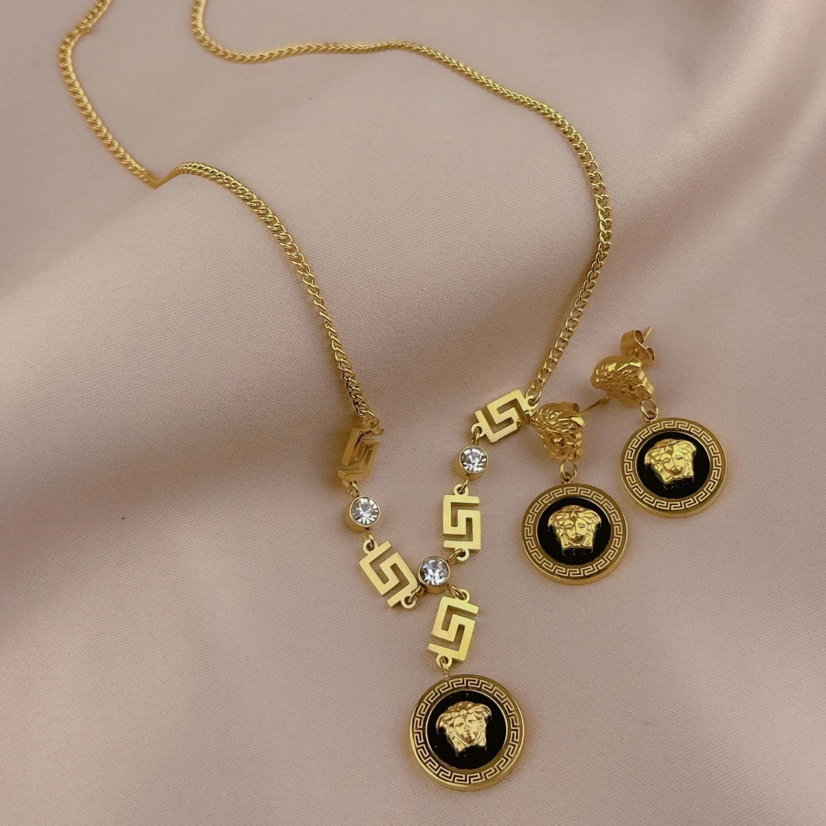 Wholesale Retro High-end Touching Portrait Necklace and Earring Set