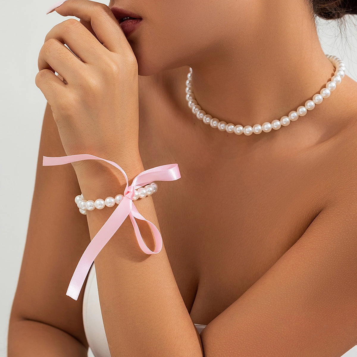 Wholesale Retro Long Bows Celar Clasm Chain Cervical Chain Land Vented Pearl Necklace