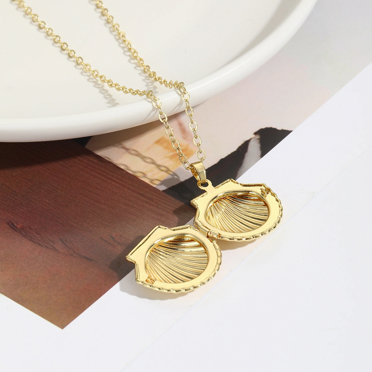 Wholesale shell photo box openable diy photo copper necklace