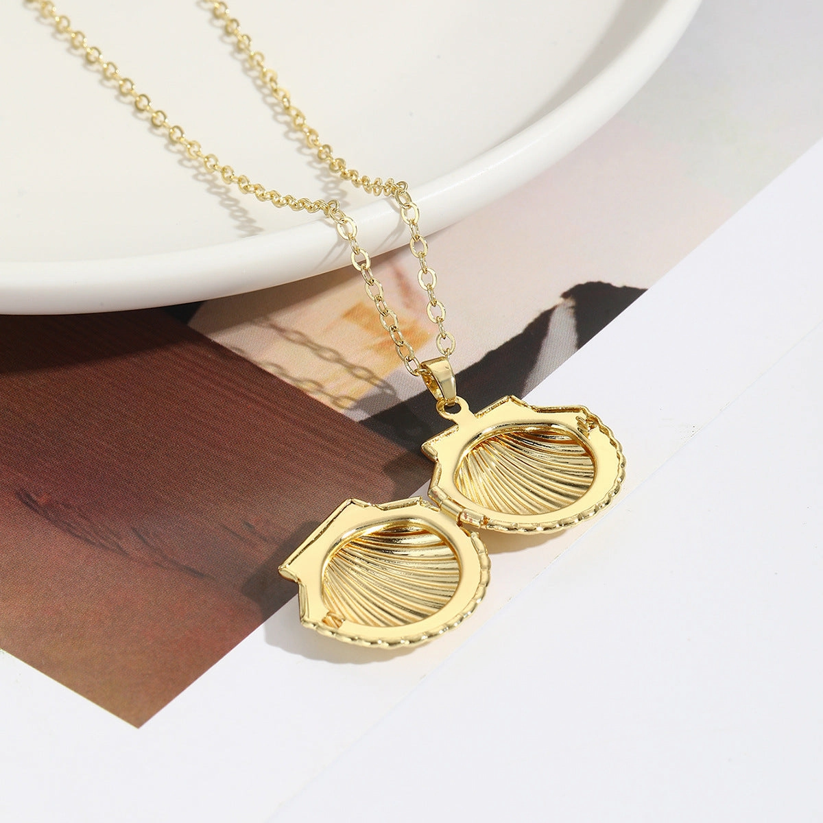 Wholesale shell photo box openable diy photo copper necklace
