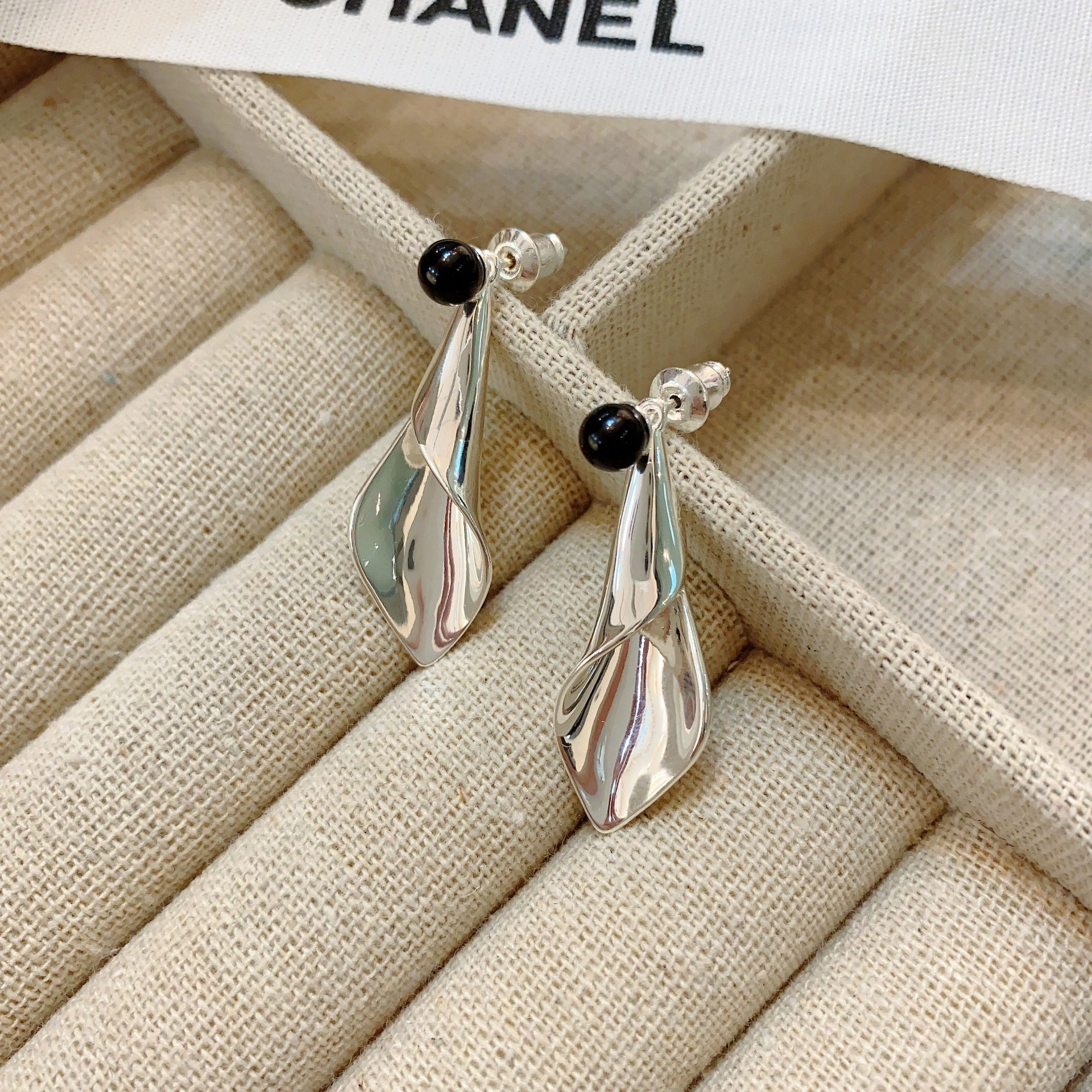 Wholesale Simple Pleated Leaf Earrings