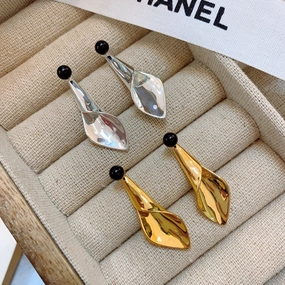 Wholesale Simple Pleated Leaf Earrings
