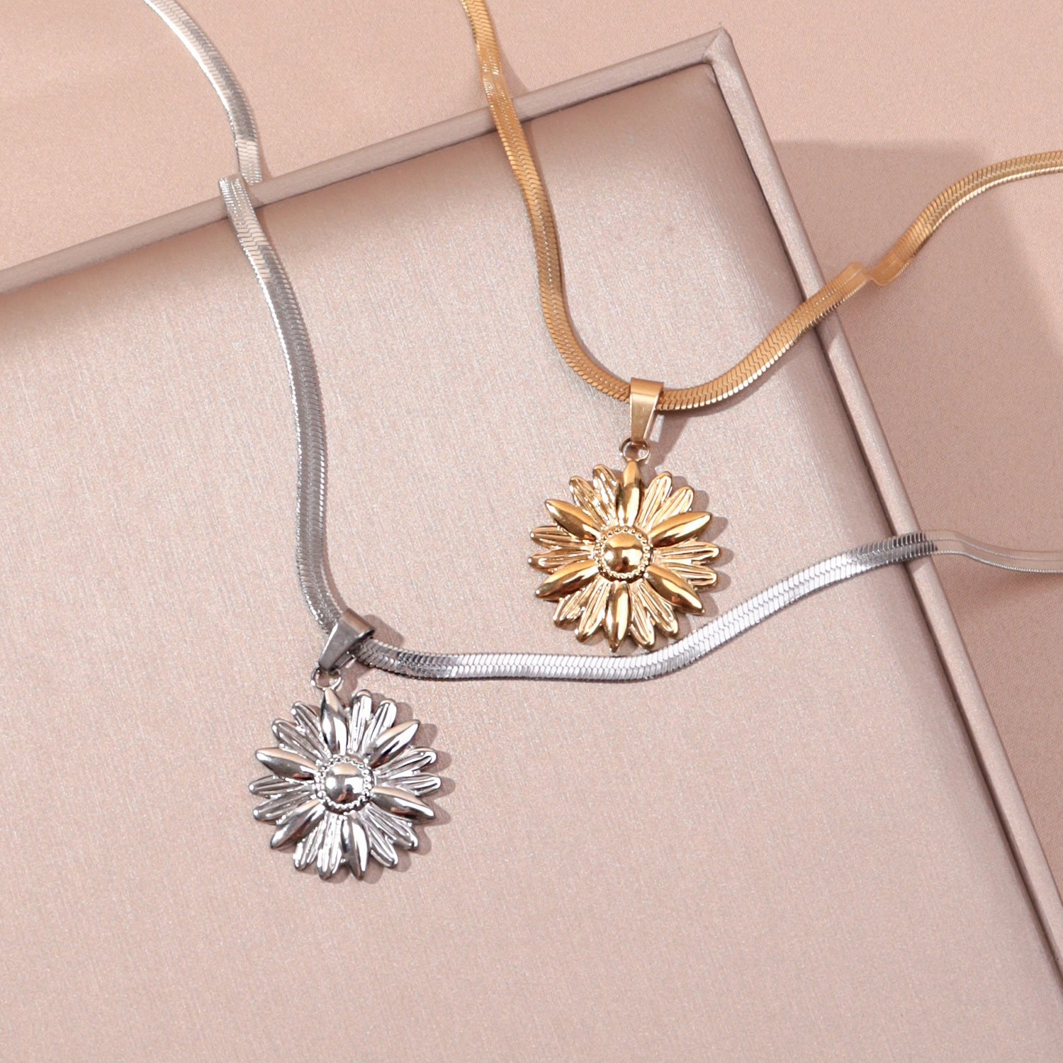 Wholesale Stainless Steel Real Gold Small Daisy Pendant Necklace