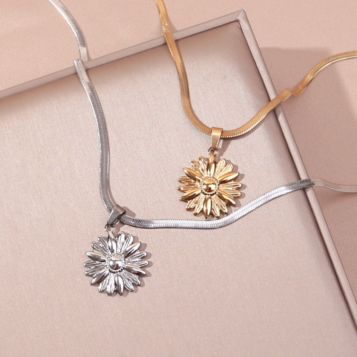 Wholesale Stainless Steel Real Gold Small Daisy Pendant Necklace