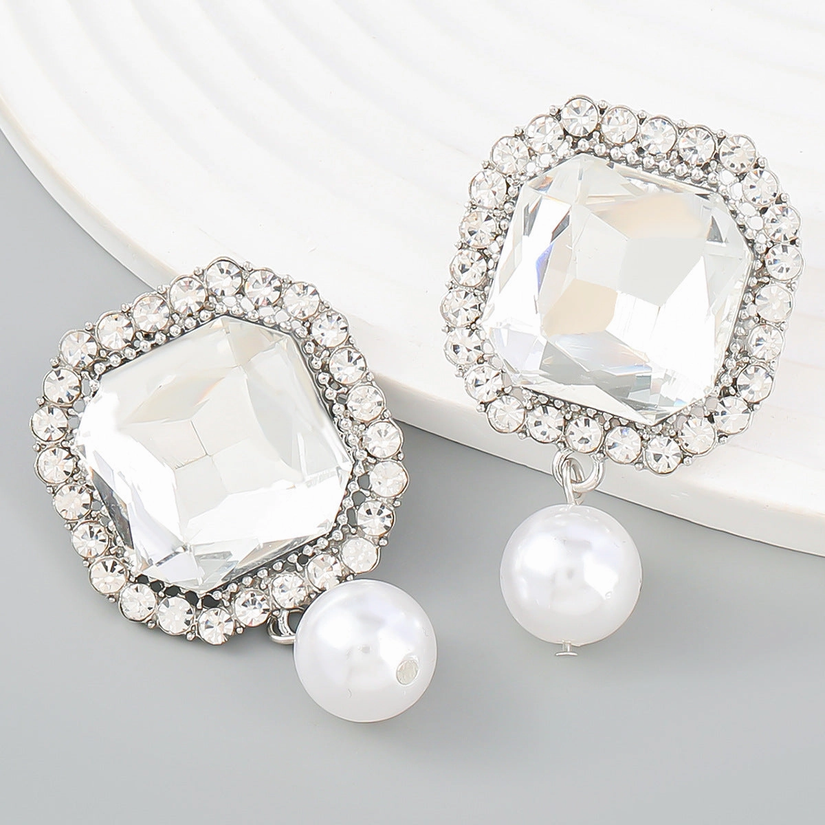 Wholesale Super Flash Claw Chain Square Alloy Diamond Pearl Earrings
