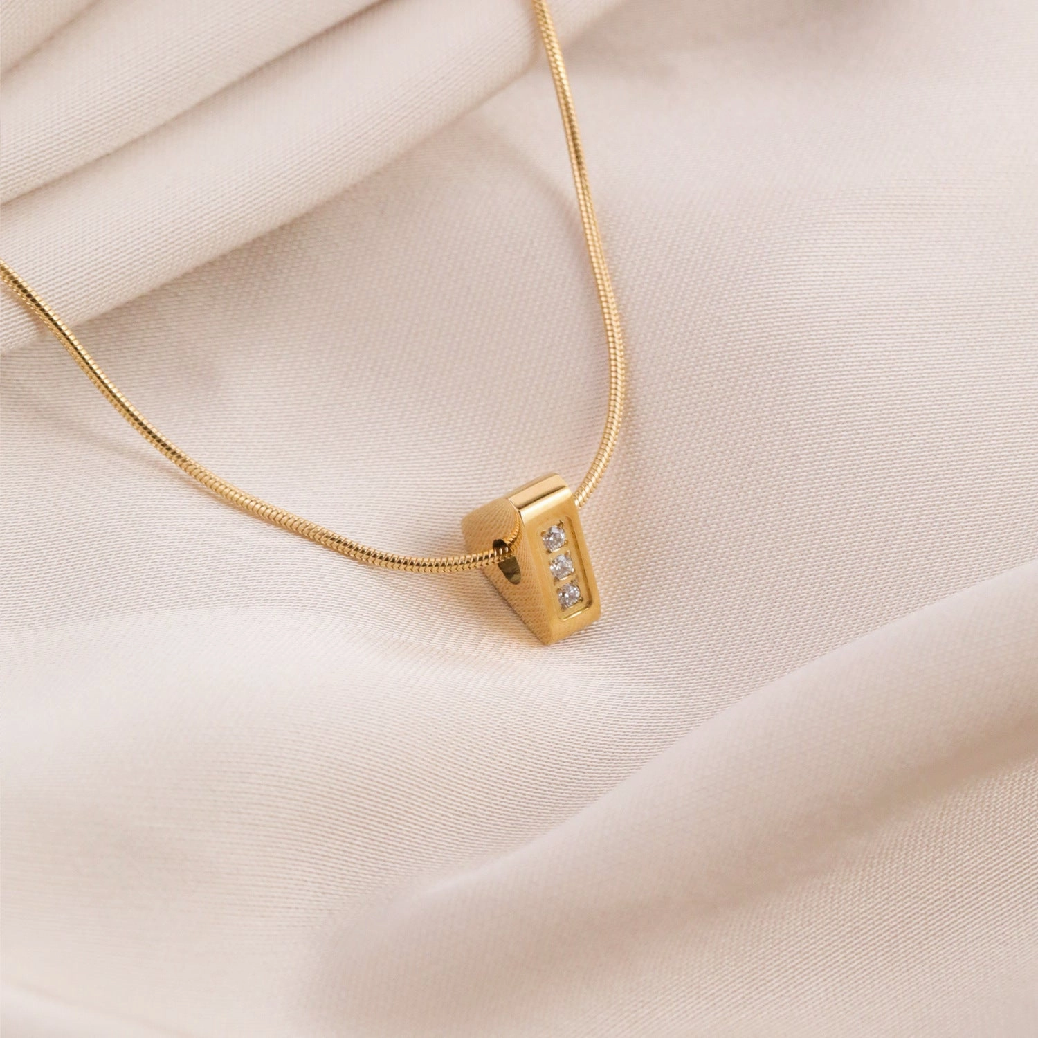 Wholesale Three-dimensional Triangle Plated 18k Gold-plated Zircon Titanium Steel Necklace Clavicle Chain