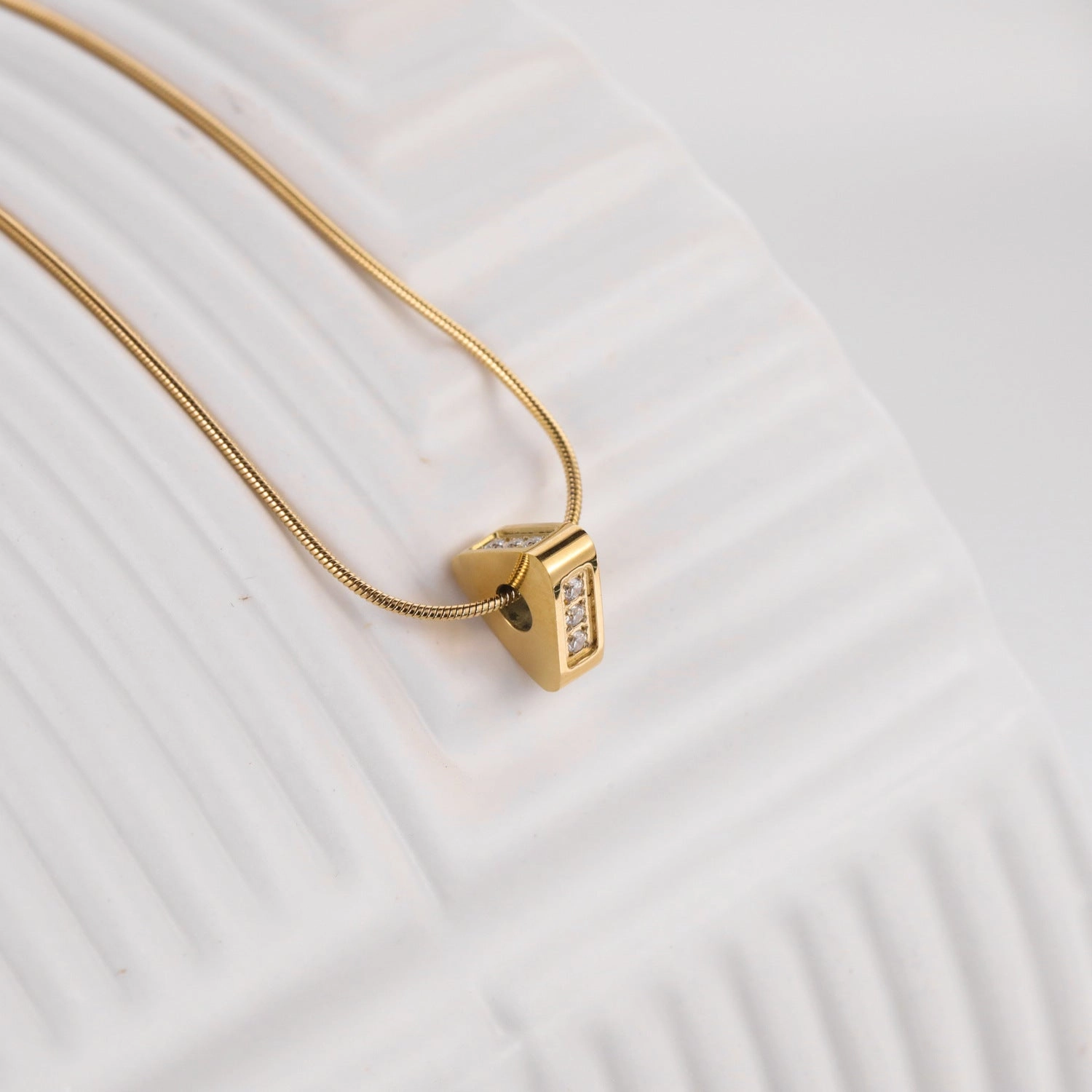 Wholesale Three-dimensional Triangle Plated 18k Gold-plated Zircon Titanium Steel Necklace Clavicle Chain
