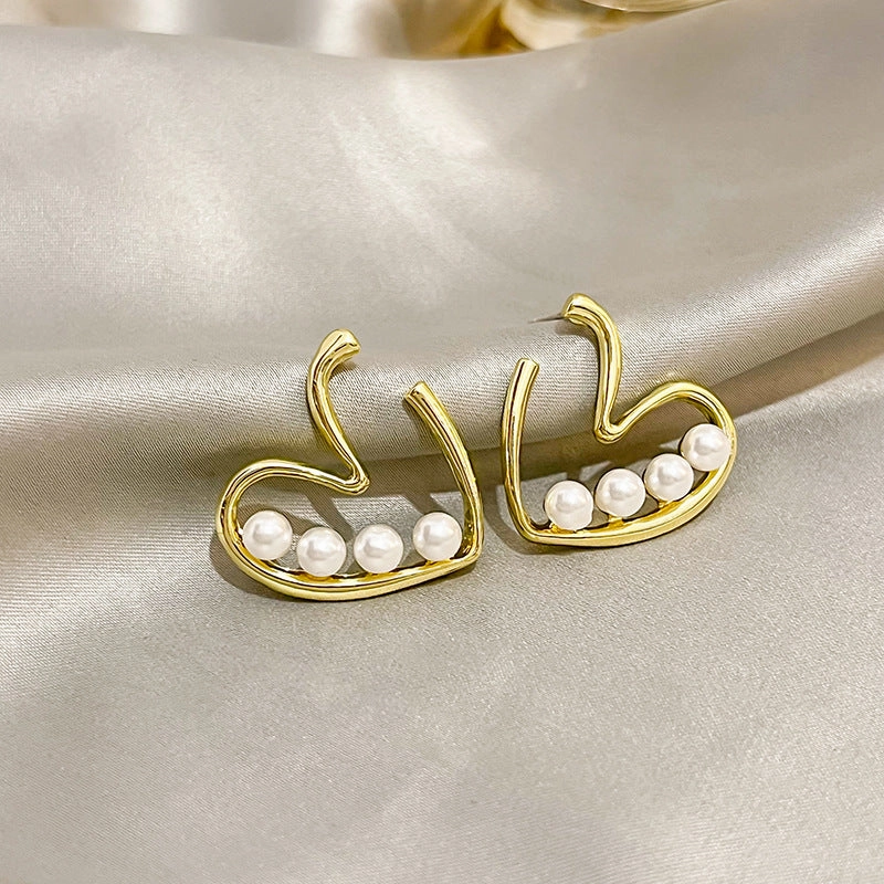 Wholesale Vintage Four Pearl Open Heart Alloy Earrings
