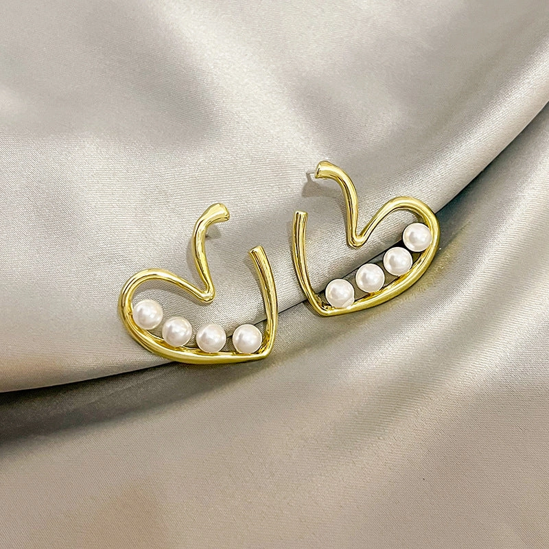 Wholesale Vintage Four Pearl Open Heart Alloy Earrings