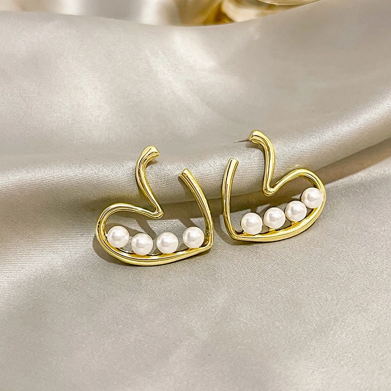 Wholesale Vintage Four Pearl Open Heart Alloy Earrings