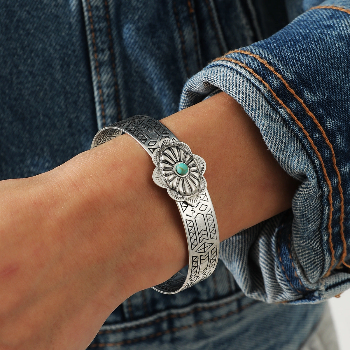 Wholesale Western Style Vintage Turquoise Wide Face Ladies Bracelet