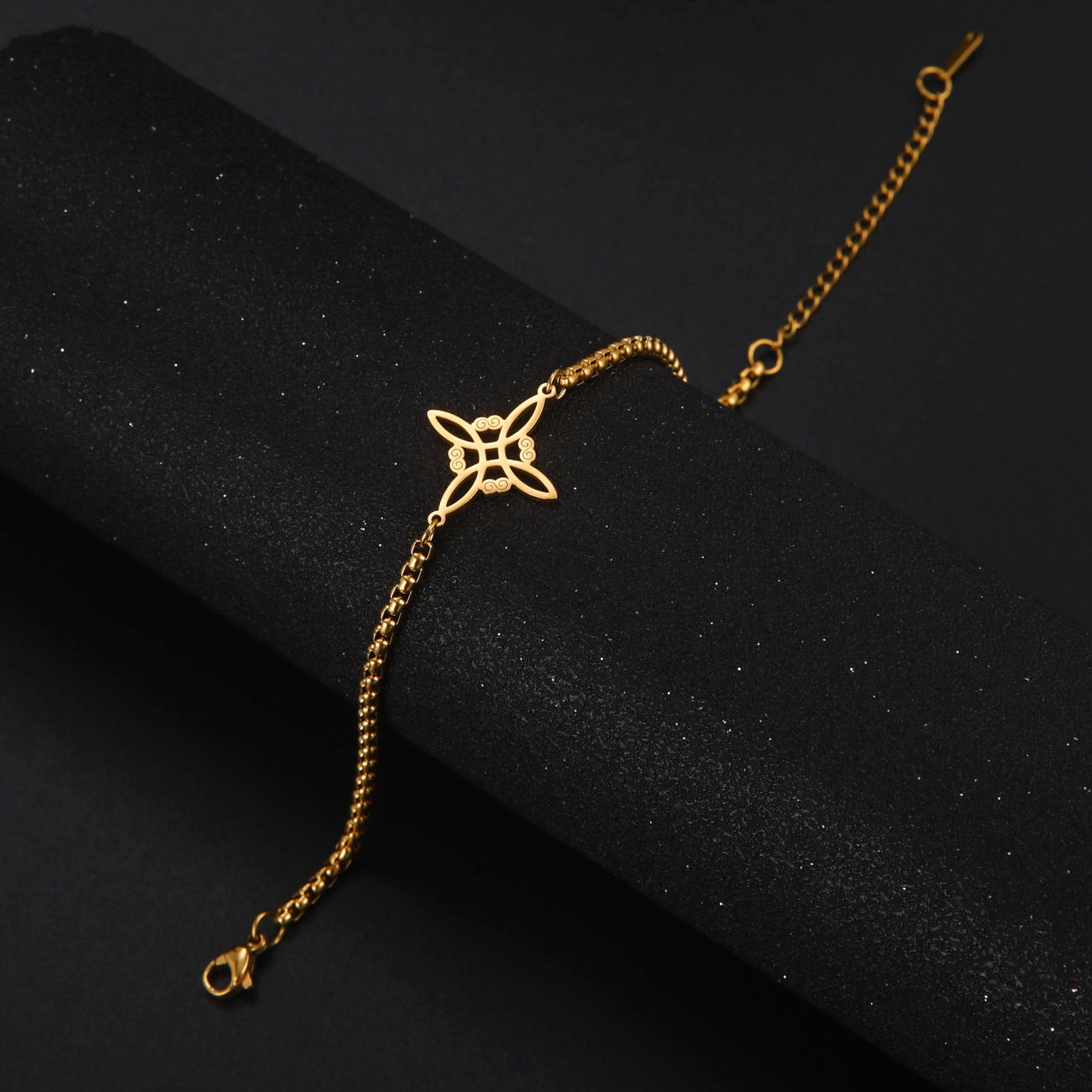 Wholesale Witch knot S-shaped double hole pendant box chain stainless steel bracelet